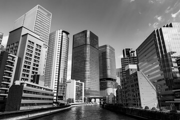 モノクロの都市高層ビル群と川、洗練された都会の風景
Black and White Cityscape of Skyscrapers and River, A Sophisticated Urban Scene