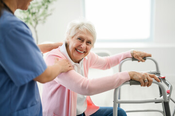 Obraz premium portrait of a young nurse doctor with a senior patient at home during a consultation