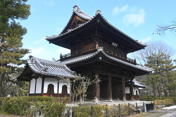 京都市東山区 建仁寺の雄大な三門