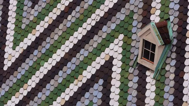 Bunte Ziegelmuster mit Dacherker am Stephansdom in Wien, Handwerkskunst