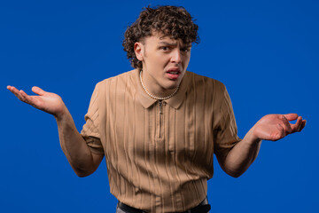 Confused man, shoulders up - can't help, makes gesture I dont know. Indifferent guy, ignorance...