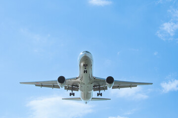 真正面から迫る旅客機の着陸