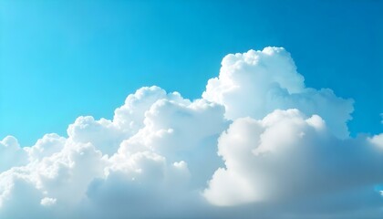 Una toma panorámica desde un ángulo bajo captura un cielo azul vibrante, parcialmente oscurecido por una masa de nubes blancas y esponjosas