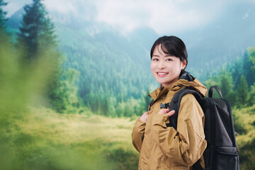 山登りを楽しむ若い女性