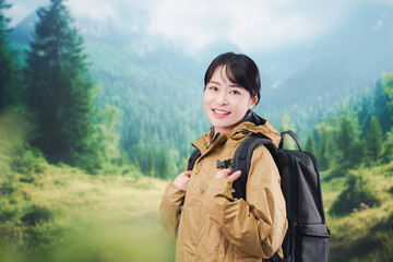 山登りを楽しむ若い女性