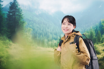 山登りを楽しむ若い女性