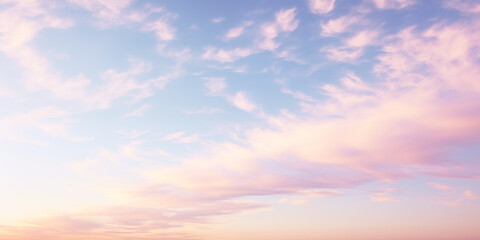 Obraz premium A serene sky filled with soft, pastel clouds at dawn, capturing nature's beauty.