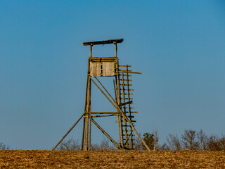 Hoch und Jägersitz am Waldrand