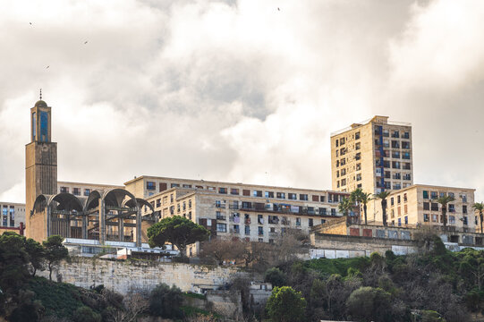 Vue sur la mosqu&eacute;e Bashir el ibrahimi d'Alger ainsi que le cit&eacute; Confort du Salembier