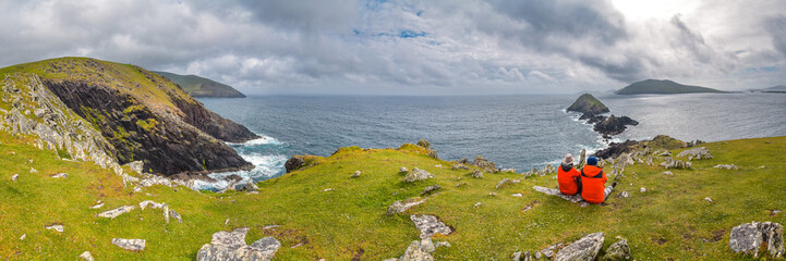 Panorama Dunmore Head mit Wanderern in Irland