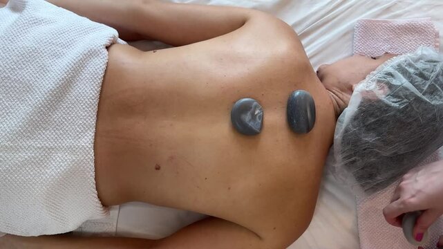 Massagem Relaxante com Pedras Quentes