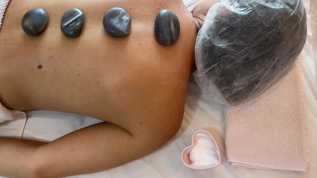 Massagem Relaxante com Pedras Quentes
