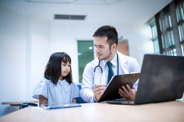 Obraz premium A male doctor is talking to the girl and asking about her health and giving advice.
