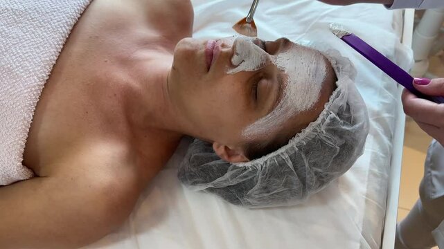 rosto com Máscara facial  Clareadora
