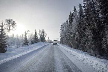 Fototapeta premium Camper auf einer vereisten Schneefahrbahn im Winter