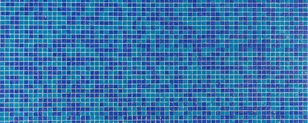 Blaue Kacheln eine alten Schwimmbades