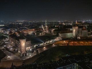 Zamek Królewski na Wawelu w Krakowie widok z drona nocą