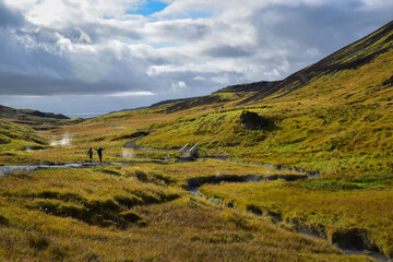 Obraz premium Hot springs and river at Reykjadalur valley in Iceland on a sunny day
