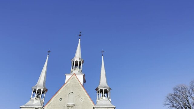 un clocher d'&eacute;glise avec un ciel bleu