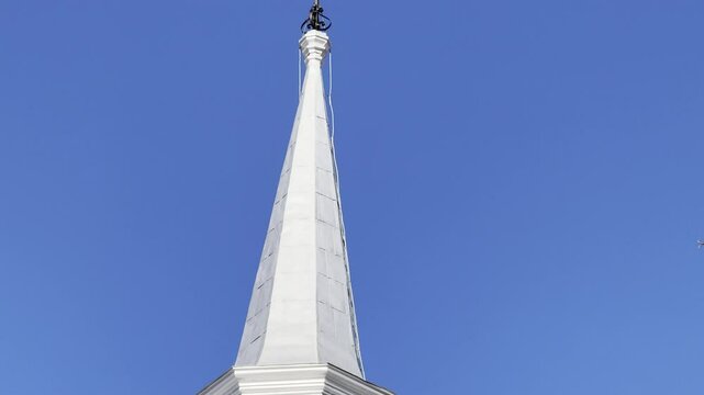 un clocher d'&eacute;glise avec un ciel bleu
