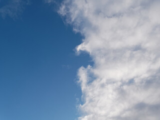 Nuages et ciel bleu