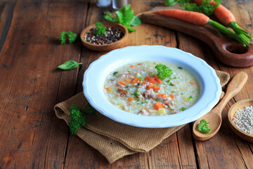 Herzhafte Graupensuppe mit fleisch