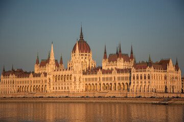 Fototapeta premium Hungarian Parliament Building reflecting on Danube river at sunset in Budapest
