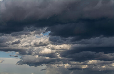 Obraz premium Heavy cumulus dramatic thunderstorm cloud formations