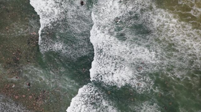 Vue a&eacute;rienne spectaculaire des vagues d&eacute;ferlantes sur l'oc&eacute;an Pacifique, film&eacute; au drone