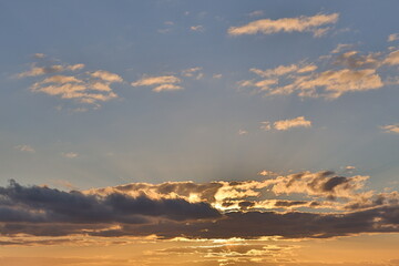 Sonne und Wolken am Abendhimmel