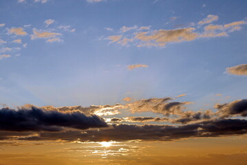 Sonne und Wolken am Abendhimmel