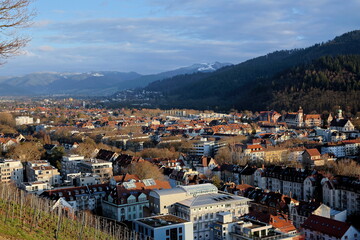 Blick von Freiburg auf Berge mit Schneeresten im Schwarzwald
