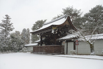 Fototapeta premium 雪の南禅寺 勅使門 京都市左京区