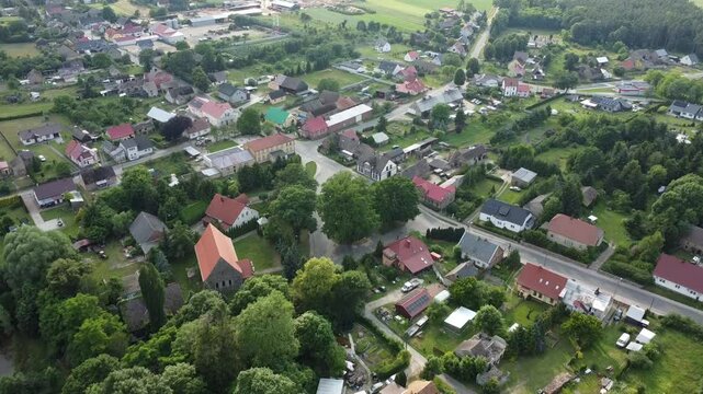 Ujęcie z drona na polską wieś w letni dzień