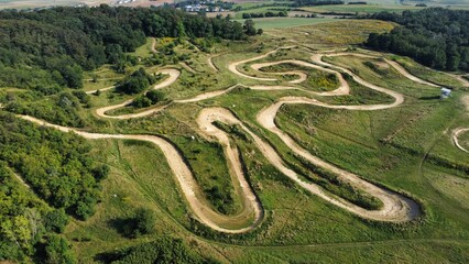 Tor Motocrossowy na wzgórzu © Drone M8