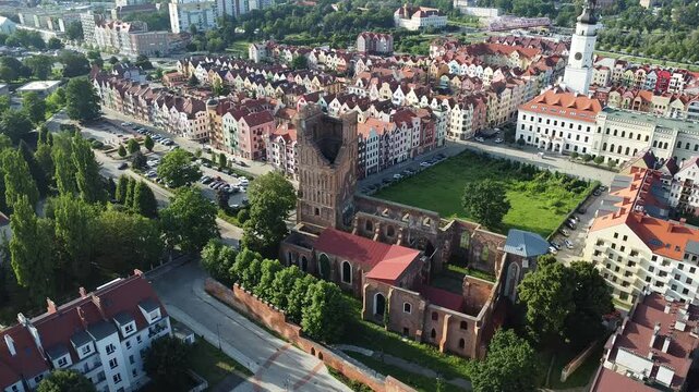 Ruiny kościoła Św. Mikołaja w Głogowie w słoneczny letni dzień
