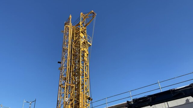 Ein zusammen gebauter Kran an einer Baustelle.