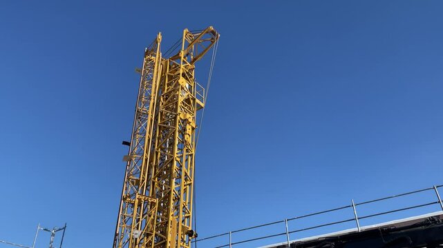 Ein zusammen gebauter Kran an einer Baustelle.