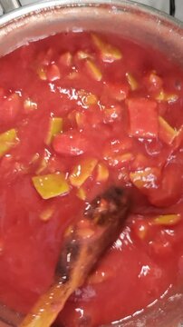 Cozinhando Doce Caseiro de Goiabada Casc&atilde;o. Goiaba Vermelha - video vertical 