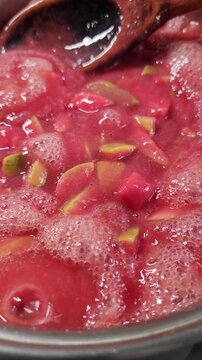 Cozinhando Doce Caseiro de Goiabada Casc&atilde;o. Goiaba Vermelha - video vertical 