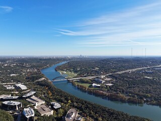 Obraz premium The Pennybacker Bridge and Lake Austin through the rolling hills