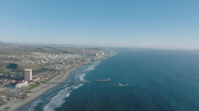 Rosarito en una tarde soleada a la orilla del mar - Baja California, M&eacute;xico tomada con drone Mavic 3 Pro
