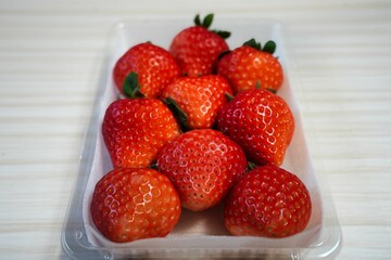 パックに入った苺