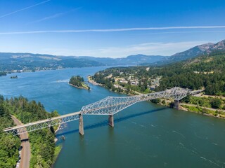 Aerial view of theBridge Of The Gods spanning the Columbia River. A scenic landscape of lush greenery and a tranquil waterway.  Cascade Locks, Oregon, USA © Zenstratus