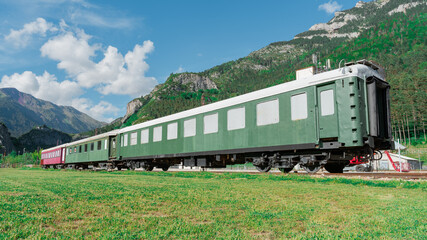 Obraz premium Paisaje de una estación de trenes entre las montañas en los pirineos, un día soleado con cielo azul y nubes. Desde Canfranc, Huesca, Aragón, España, Europa.