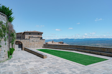 Pueblo medieval Europeo de piedra, un día soleado con cielo azul. Desde Sos del Rey Católico, Huesca, Aragón, España, Europa.