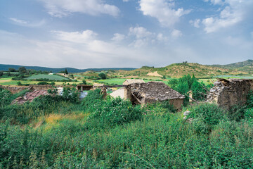 Pueblo antiguo pintoresco de la Espa&ntilde;a bacia un d&iacute;a soleado. Desde Undues-Pintano, Zaragoza, Arag&oacute;n, Espa&ntilde;a, Europa.