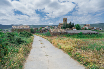 Pueblo antiguo pintoresco de la España bacia un día soleado. Desde Undues-Pintano, Zaragoza,...