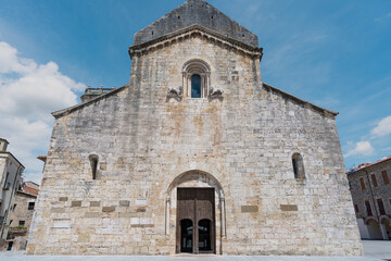 Fototapeta premium Pintoresca iglesia medieval de piedra, típica de los pueblos de España.