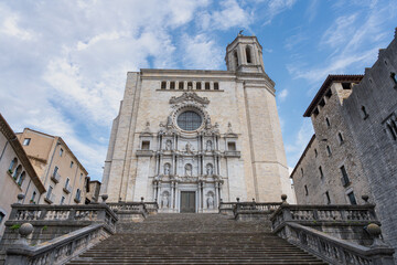Obraz premium Catedral de Girona un día soleado con cielo azul y nubes. Desde Gerona, Cataluña, España, Europa.